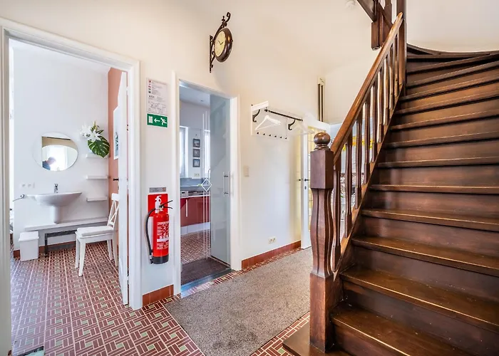 Villa In With Sunny Garden